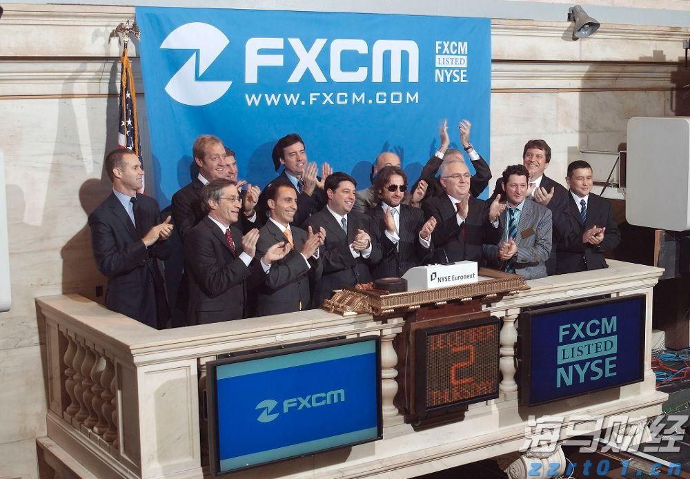 我市相关部门举行就业服务进校园活动